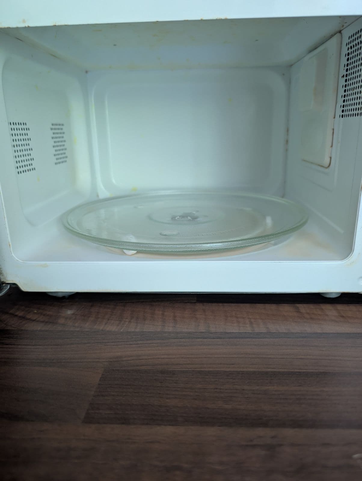 Spotless microwave interior after cleaning